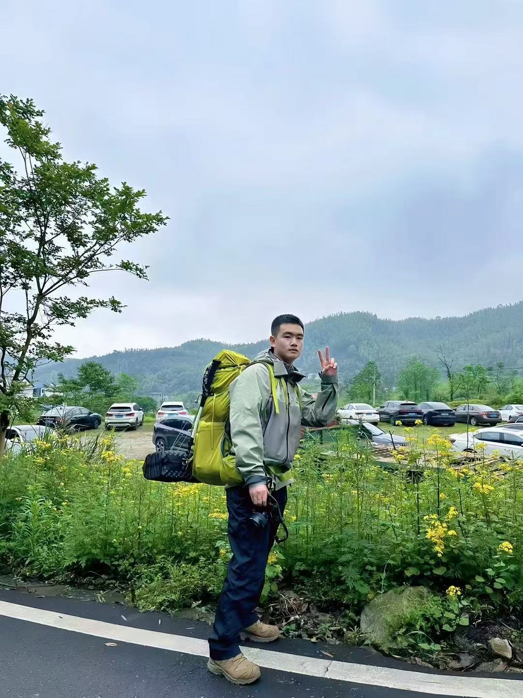 背着登山包、携带相机的徒步途中