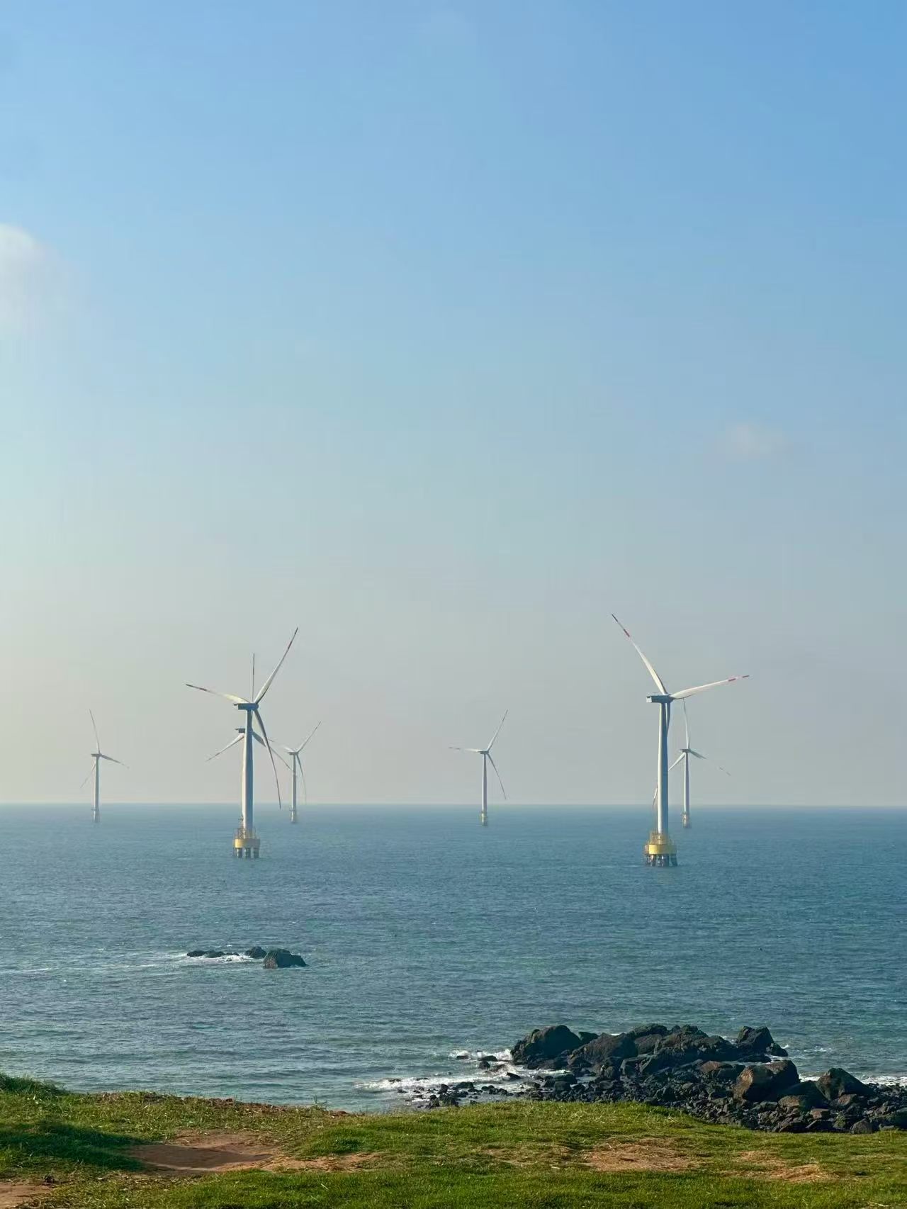海边风力发电机与蓝色海面